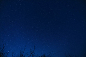 唯美夜晚星空延时流星划过天际12秒视频