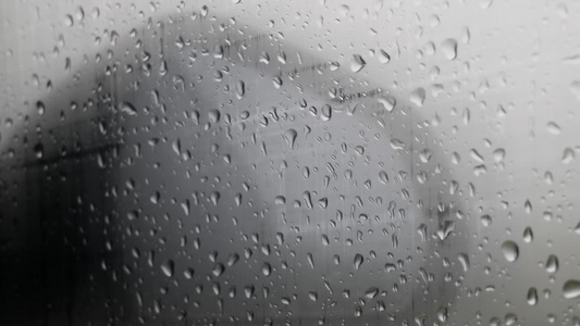 下雨天车窗雨滴视频