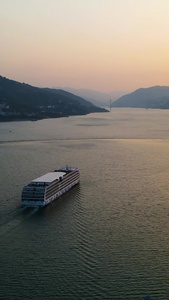 航拍夕阳下轮船驶过奉节长江港口三峡之巅视频