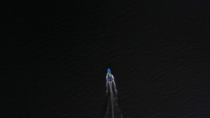 飞驰在第聂伯河上的一艘快艇8秒视频