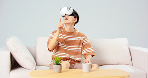 男青年居家体验VR游戏73秒视频