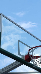 学校篮球框操场上的天空视频