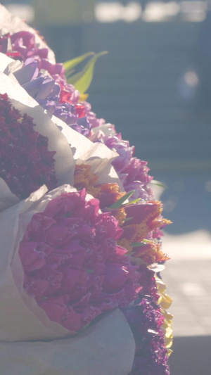 情人节街道人流选购鲜花的顾客郁金香13秒视频