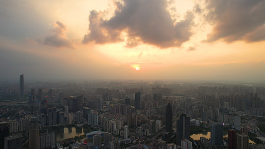 航拍城市夕阳落日天空晚霞自然天气地标建筑天际线高楼4k素材视频