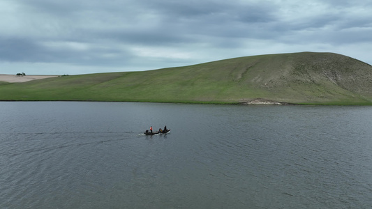 航拍草原湿地湖泊渔船视频素材视频