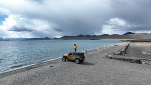 西藏羊湖边自驾航拍4秒视频