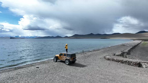 西藏卡若拉冰川远眺羊湖边自驾航拍9秒视频