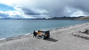 西藏卡若拉冰川远眺羊湖边自驾航拍19秒视频