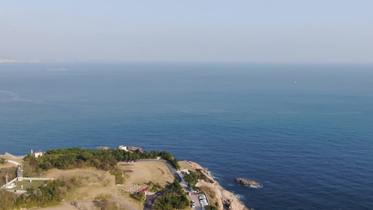 航拍海边礁石海浪浪花大海视频