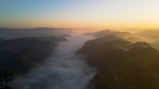 航拍清晨大山深处山谷云雾自然风光视频