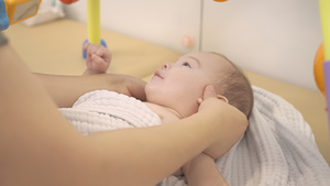 婴儿按摩护理14秒视频