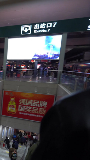 旅客高铁出站下电梯旅游出行40秒视频