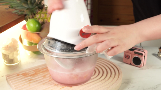 冰块果汁用搅拌机制作沙冰视频