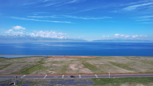 航拍新疆5A级旅游景区自驾道路汽车与赛里木湖自然风光4k素材视频