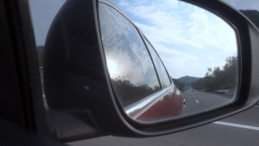 第一视角汽车后视镜看城市高速公路4k交通素材视频