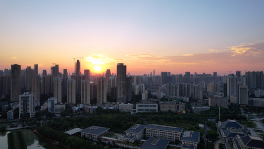 航拍城市太阳落山夕阳晚霞天空自然天气风光4k素材[自然而然]视频