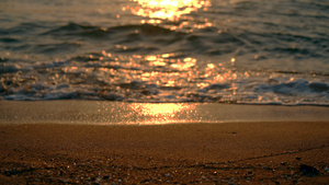 4K唯美实拍夕阳海滩泛光意境28秒视频
