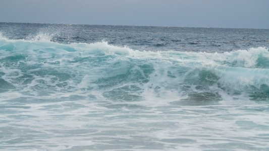 海洋海浪翻滚袭来实景拍摄视频