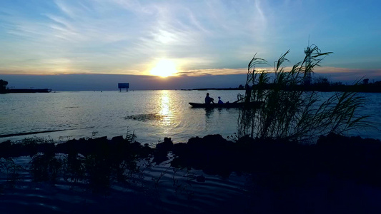 晚霞湖上渔舟视频
