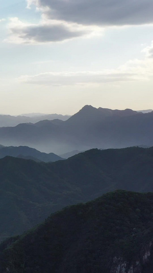 航拍烟雾缭绕的群山123秒视频