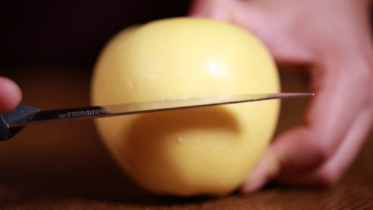 水果刀刮黄香蕉黄苹果表面果蜡视频