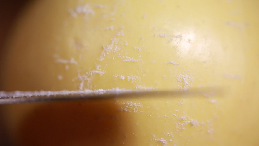 水果刀刮黄香蕉黄苹果表面果蜡视频