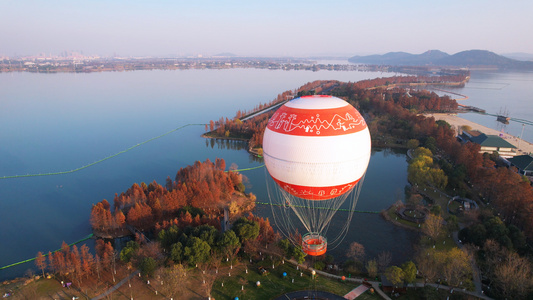 航拍城市秋天湖景绿道热气球4k素材视频