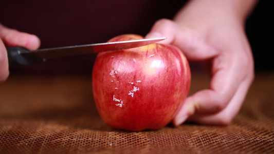 水果刀挂红富士红苹果表面果蜡视频