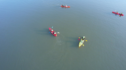 航拍城市公园湖景划船娱乐健身运动4k素材视频