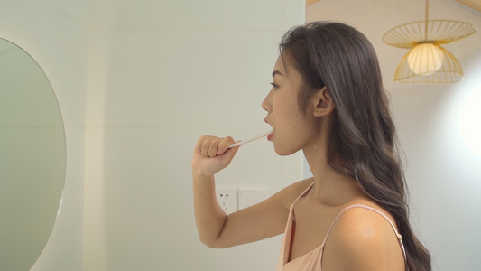 女性在卫生间刷牙视频