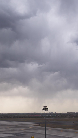 乌鲁木齐地窝堡机场雨后延时3秒视频