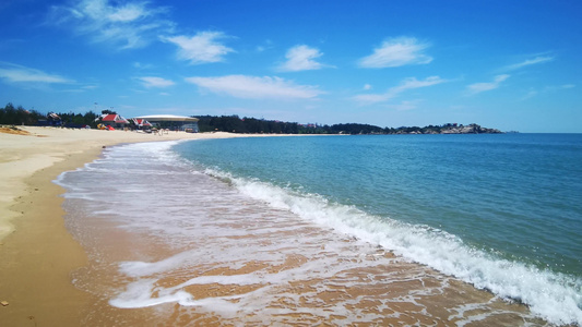 大海沙滩蓝色海洋海浪拍打沙滩夏日风景视频