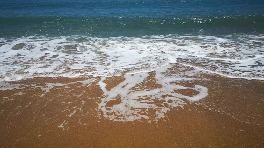 大海沙滩蓝色海洋海浪拍打沙滩夏日风景视频