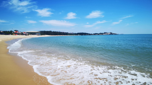 大海沙滩蓝色海洋海浪拍打沙滩夏日风景视频