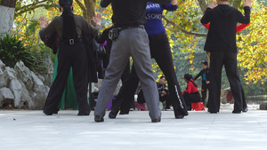 城市娱乐休闲跳广场舞运动减肥健身的人群4k素材【该视频无肖像权，请勿商业】55秒视频