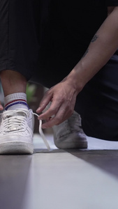 健身房系鞋带慢镜头视频