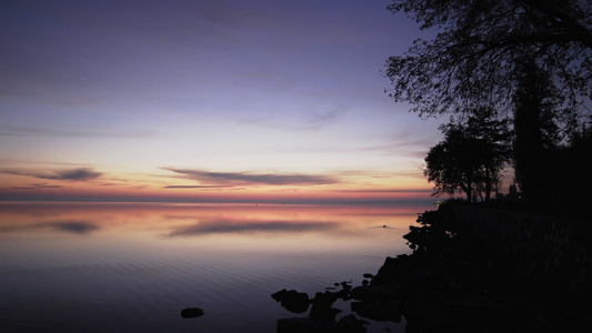 清晨黎明日出太阳升起平静湖面视频