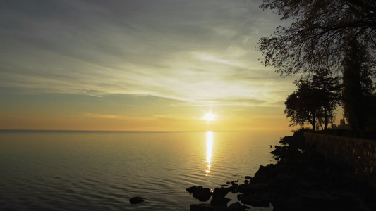 清晨黎明日出太阳升起平静湖面视频