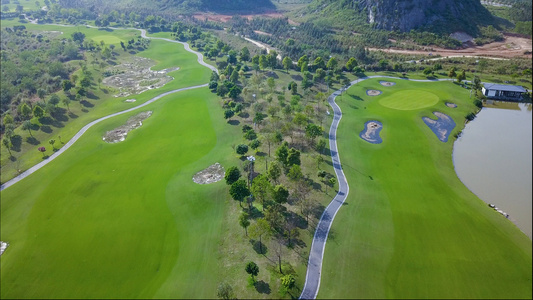 4k高清航拍高尔夫球场风景绿地春天视频