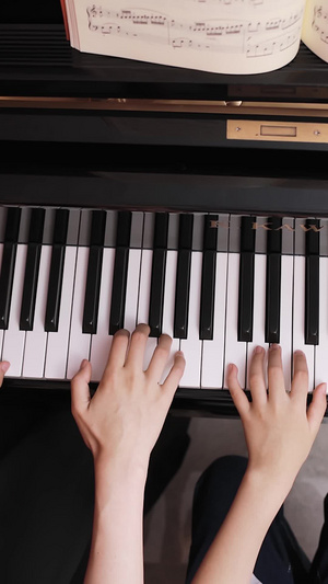 俯拍合奏钢琴素质教育11秒视频