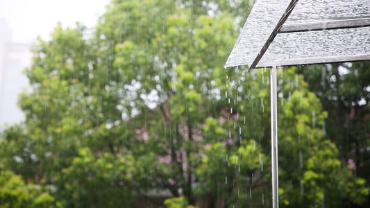 雨棚滴下的雨帘视频