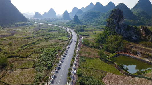 4k高清航拍桂林山景公路汽车跟拍风光公路视频