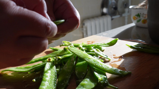 剥豆子清洗荷兰豆切豆角视频