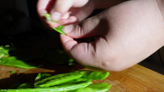 剥豆子清洗荷兰豆切豆角视频