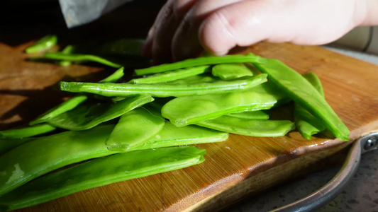 剥豆子清洗荷兰豆切豆角视频