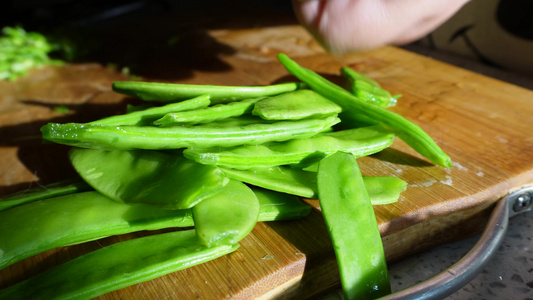 剥豆子清洗荷兰豆切豆角视频