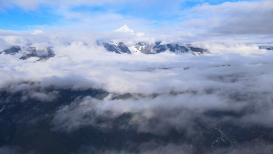 4K航拍梅里雪山云雾缭绕视频