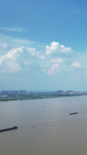 航拍城市蓝天白云晴朗天空长江江景江滩公园绿化广场素材天空素材58秒视频