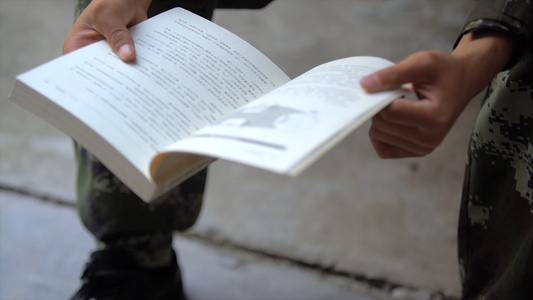 4K实拍军人读书阅读学习视频