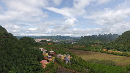 航拍山中城市蘑菇屋视频